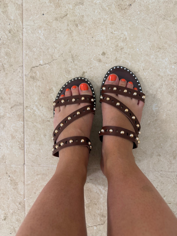 SANDALIAS MARRONES TACHUELAS