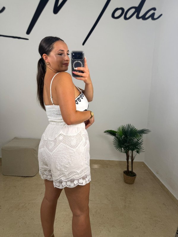 PANTALÓN PERFORADO